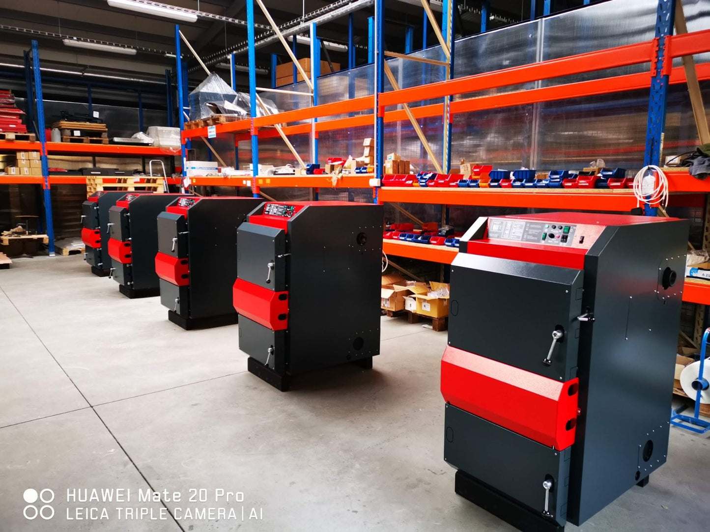 Verner GN25D ketels in magazijn met rekken en dozen