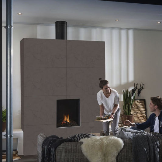 Element4 Sky Small Front Outdoor haard in moderne woonkamer met brandend vuur