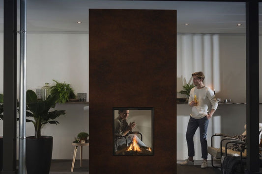 Element4 Sky Small Tunnel Outdoor in moderne ruimte met brandend vuur en man