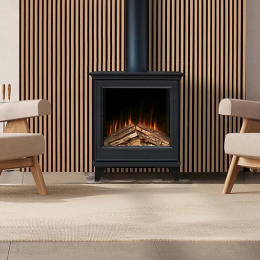 Element4 Ignis Supreme haard met vlammen in een woonkamer met fauteuils