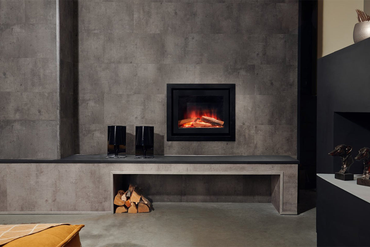 Element4 Elite 60 I E Supreme ingebouwde haard in een moderne woonkamer met grijze muren.