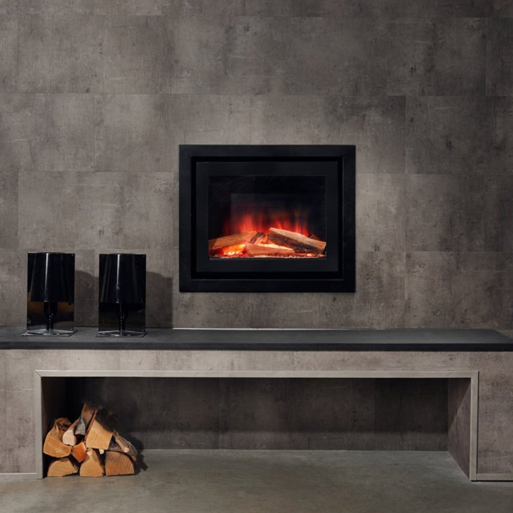 Element4 Elite 60 I E Supreme ingebouwde haard in een moderne woonkamer met houtopslag en zwarte lampen.