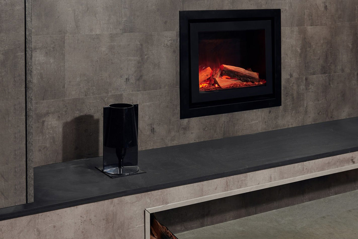 Element4 Elite 60 I E Supreme ingebouwde haard in een moderne, grijze stenen muur.