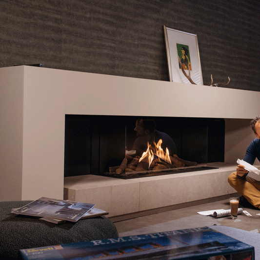 Faber Matrix 1050/500 III Driezijdig in moderne woonkamer met brandend haardvuur