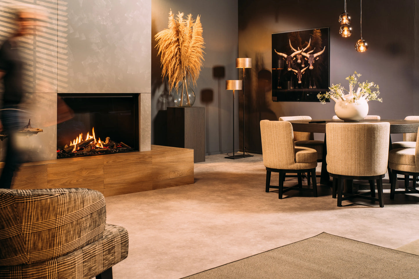 Woonkamer met Faber Matrix Hybrid 1050/650 I Front haard, beige stoelen en decoratieve verlichting.