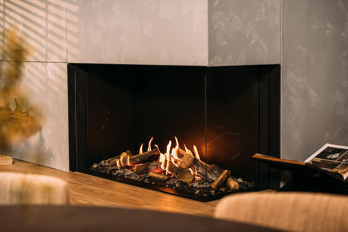 Faber Matrix Hybrid 1050/650 II Hoek, een moderne hoekhaard met brandende houtblokken.