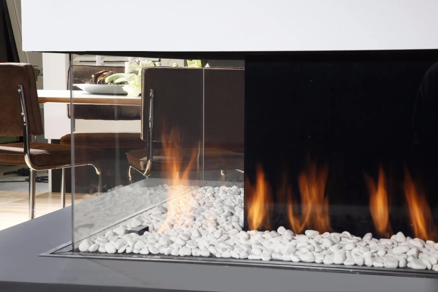 Faber Respect Premium OC gashaard met witte stenen en vlammen, naast een eetkamer.