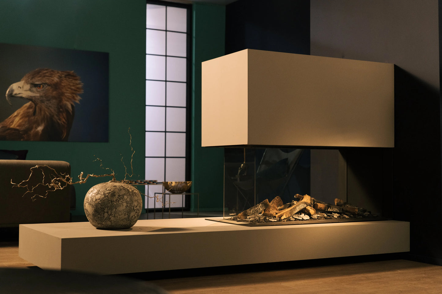 Faber Matrix Hybrid 1050/500 RD haard in een modern ingerichte woonkamer met kunst en decoratie.