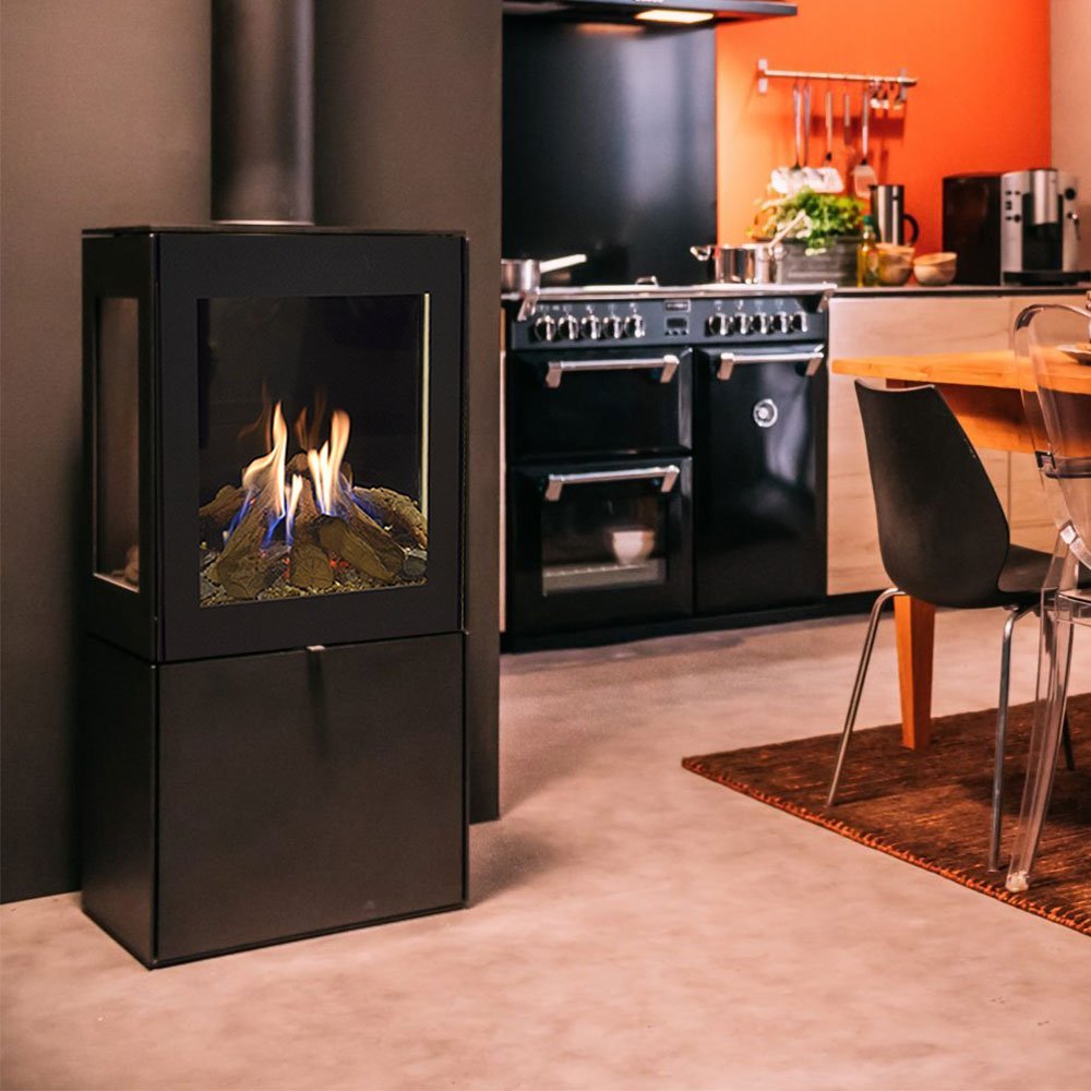 Faber Vejen plus gaskachel in een moderne keuken met een fornuis en eettafel.