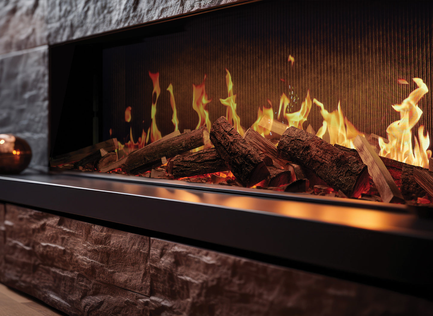 Fair Fires Solution TrueFlame 1500 3DX met realistische vlammen en houtblokken in een moderne haard.