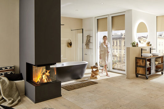 Spartherm Premium Triple 50x54x50 in een luxe badkamer met brandend haardvuur