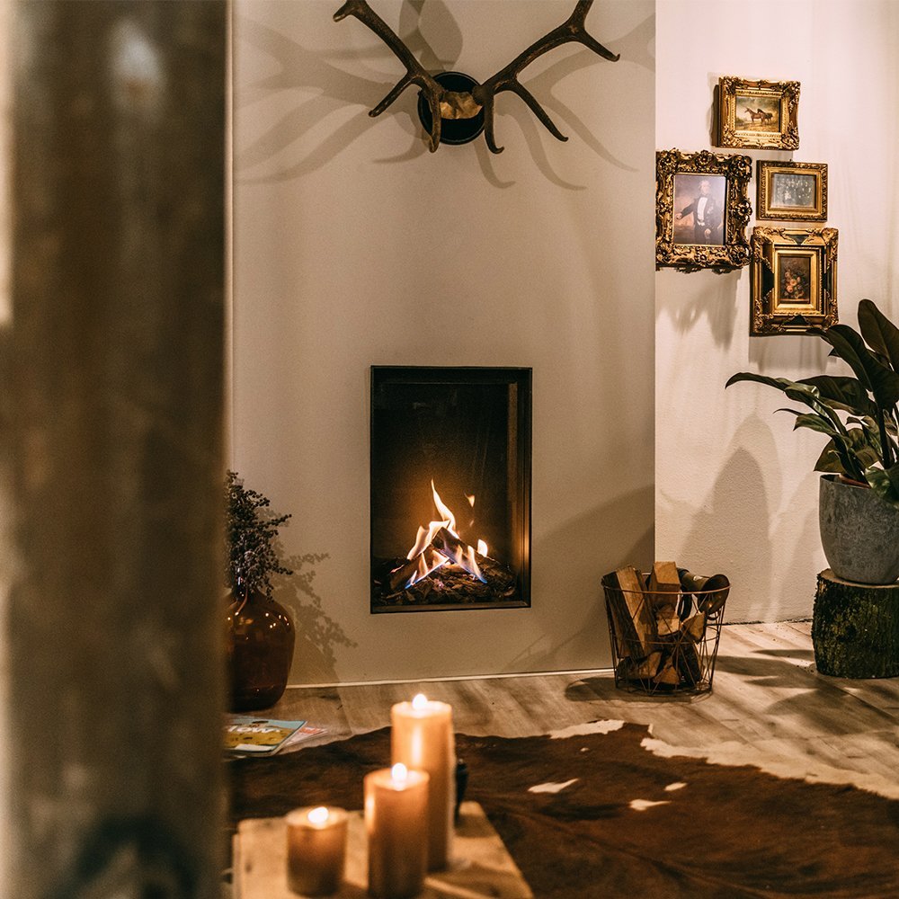 Faber Matrix 450/650 I Front in een sfeervolle woonkamer met kaarsen en decoratieve elementen.