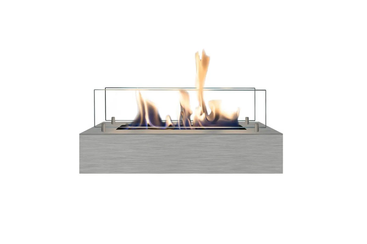 Xaralyn bio-ethanol brander S met vlammen, omgeven door glazen panelen op een metalen basis.