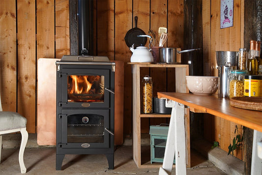 Charlton & Jenrick Go Eco Bake Chef houtkachel in houten keuken