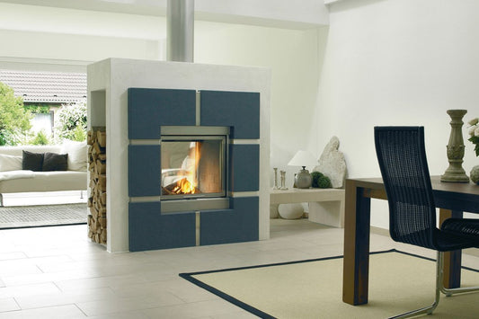 Spartherm Linear Tunnel 67x51 in moderne woonkamer met brandend vuur