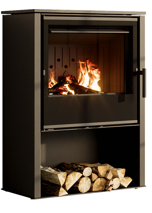 Nordic Fire Arden houtkachel met brandend vuur en houtopslag
