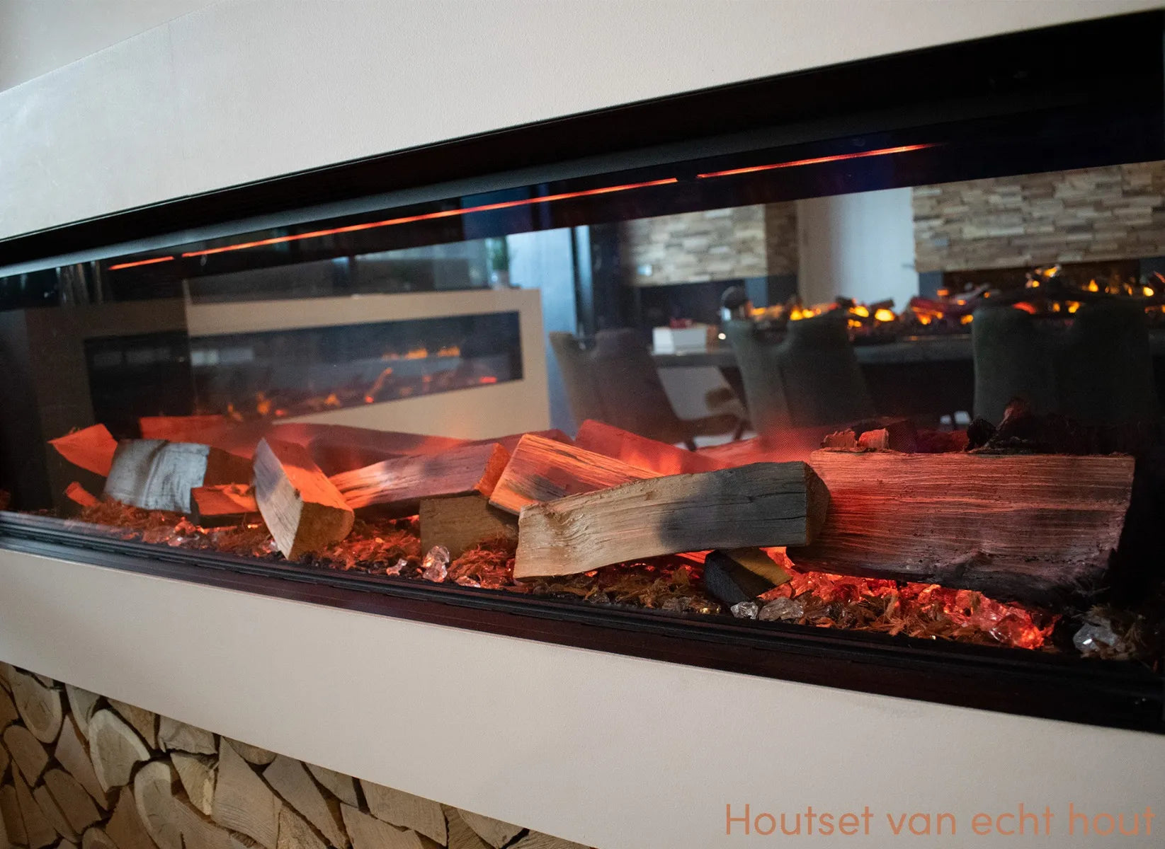 Element4 Club 150 E Front elektrische haard met realistisch brandend hout en moderne inrichting.