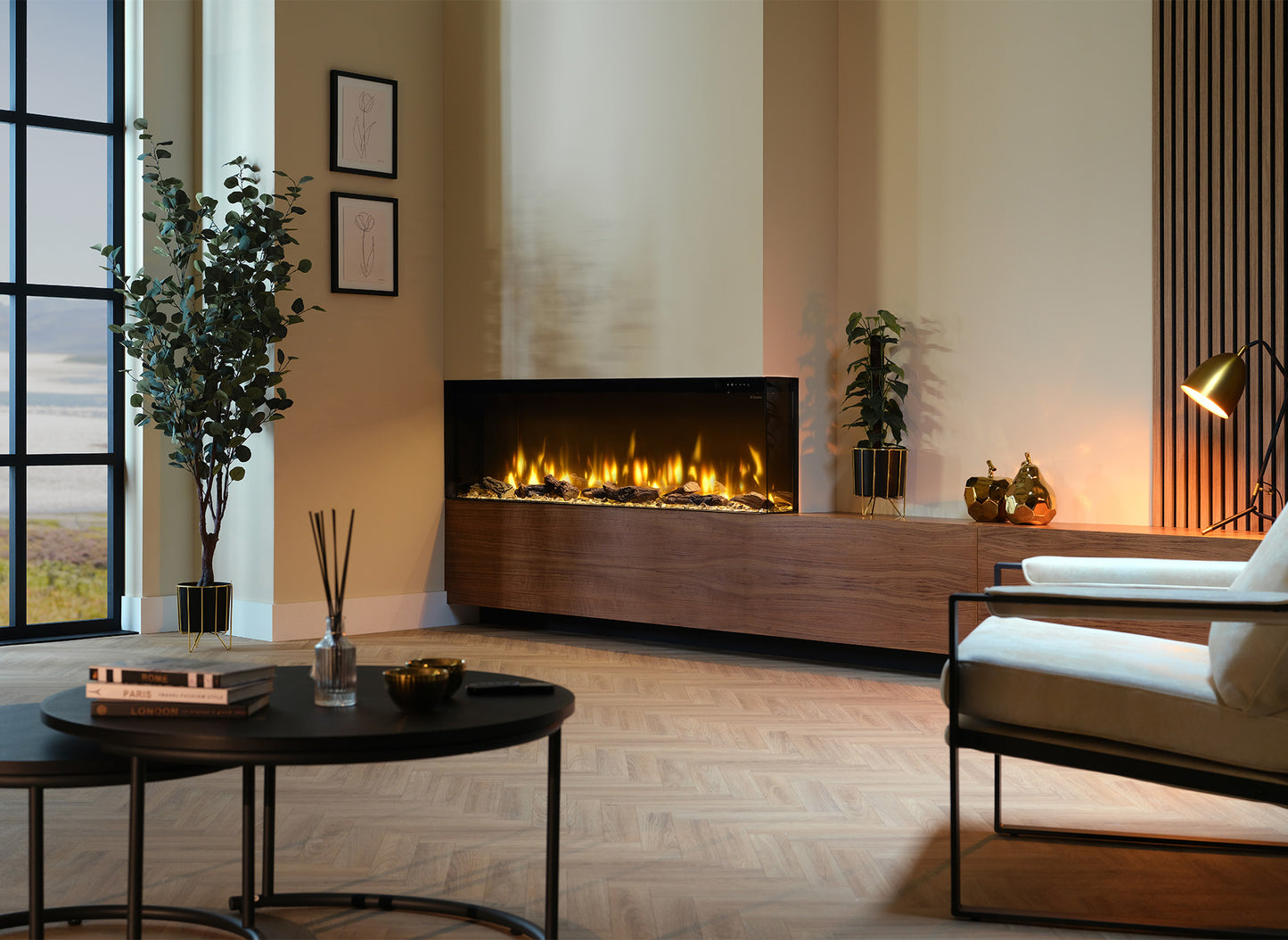 Woonkamer met de Dimplex Ignite Bold 74 elektrische haard, moderne inrichting en grote ramen.
