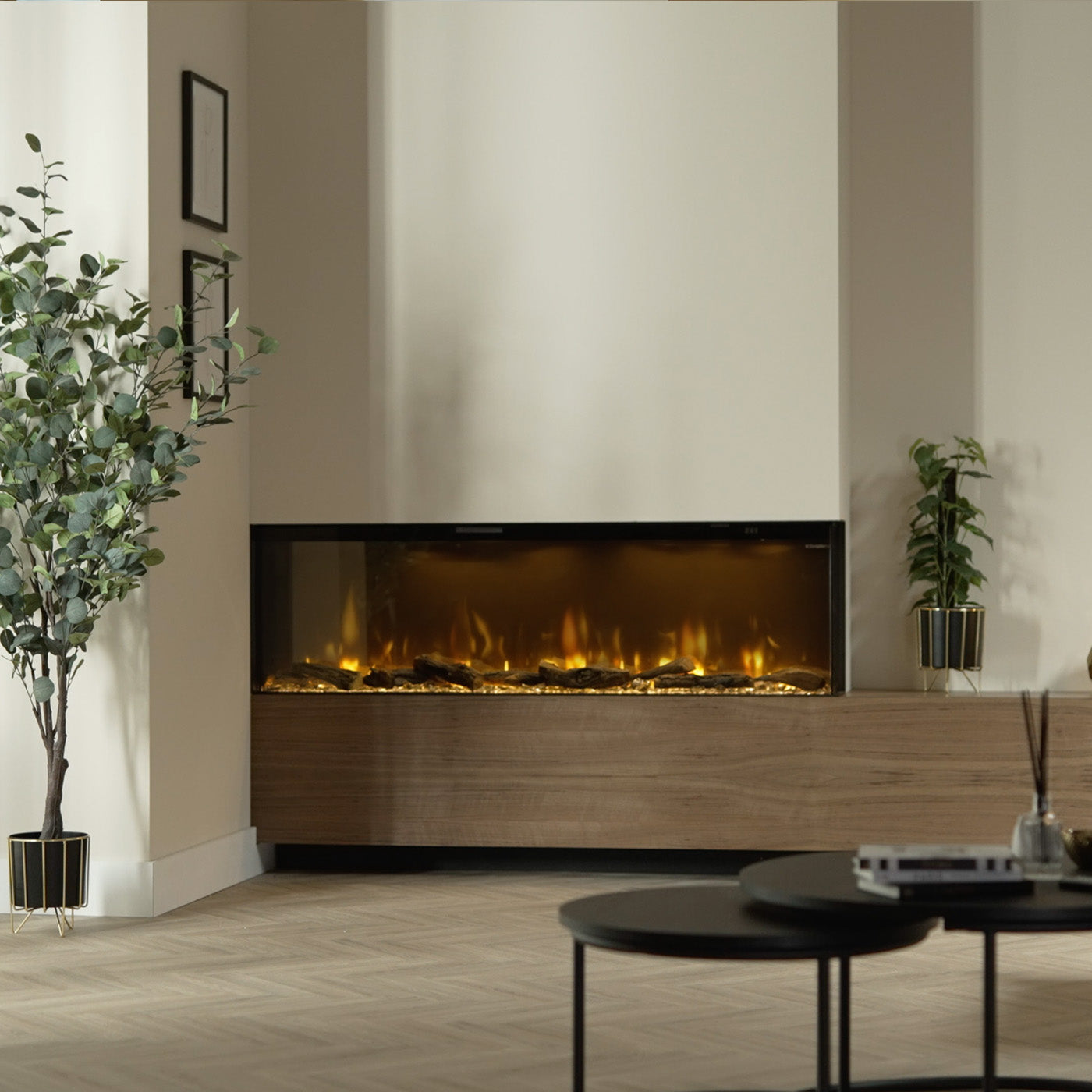 Dimplex Ignite Bold 74 elektrische haard in een moderne woonkamer met planten en een salontafel.
