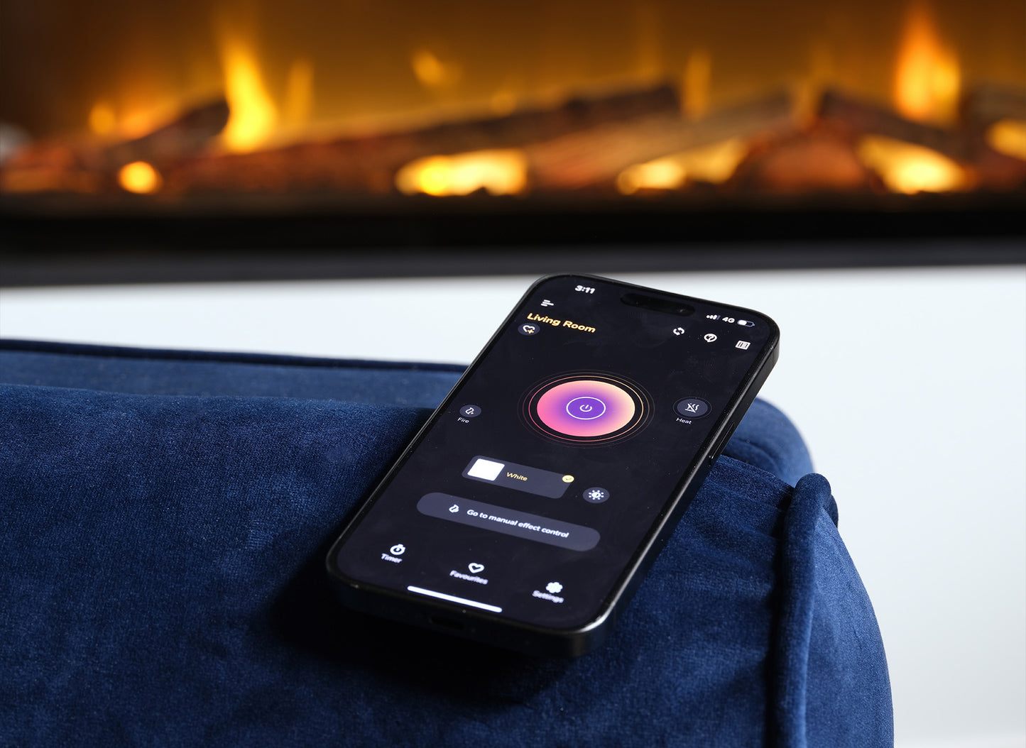 Dimplex Ignite Evolve 74 elektrische haard met smartphonebediening op een blauwe bank.