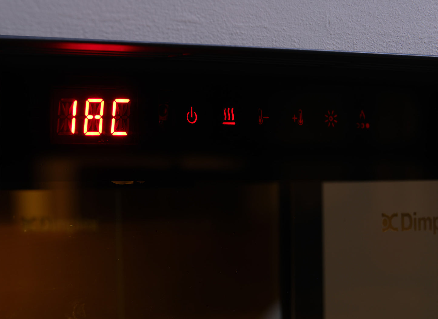 Dimplex Ignite Evolve 100 display met temperatuurinstelling op 18 graden en bedieningsknoppen.