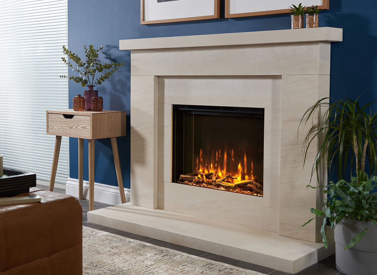 Charlton & Jenrick i-560e Slim elektrische haard in een moderne woonkamer met blauwe muur.