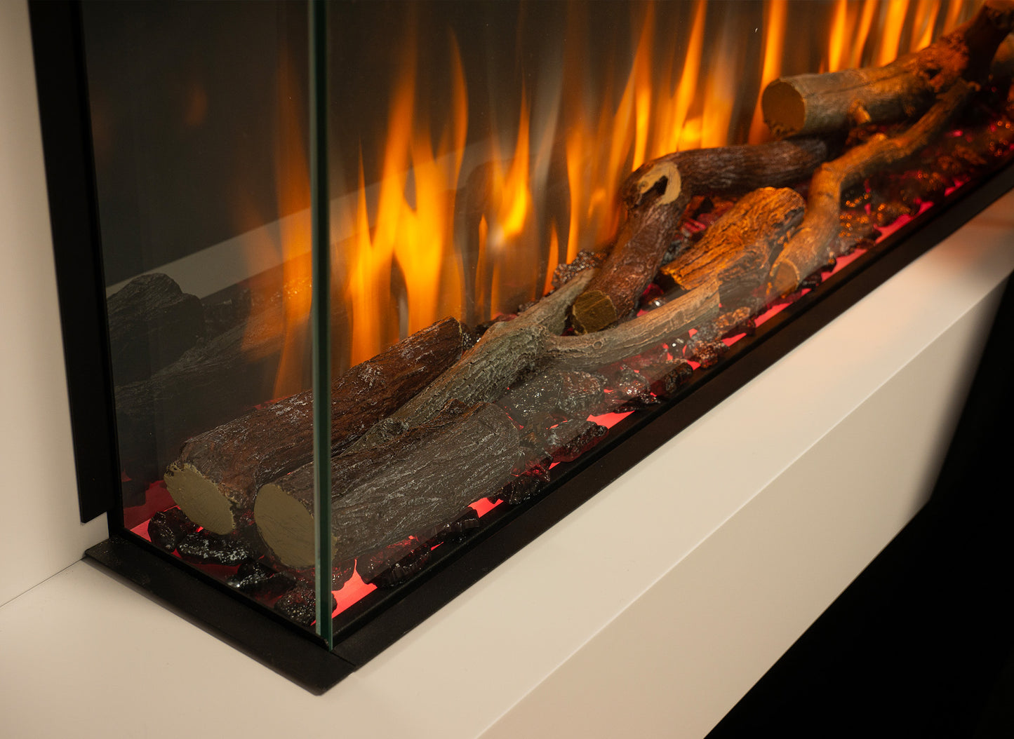 Charlton & Jenrick i-560e Slim elektrische haard met realistische houtblokken en vlammen.
