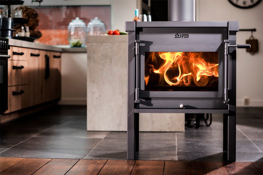 JAcobus 12 doorkijk houtkachel met brandende vlammen in moderne keuken