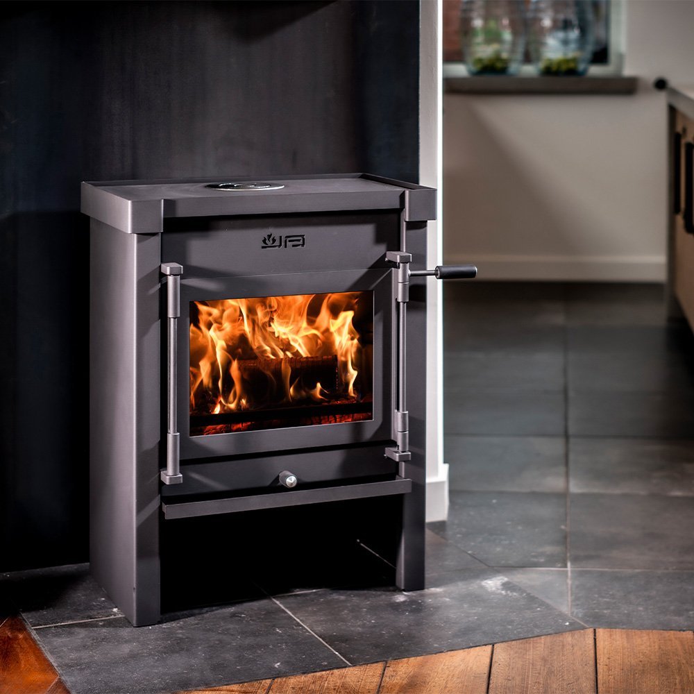 JAcobus 9 houtkachel in een moderne woonkamer met brandend houtvuur.