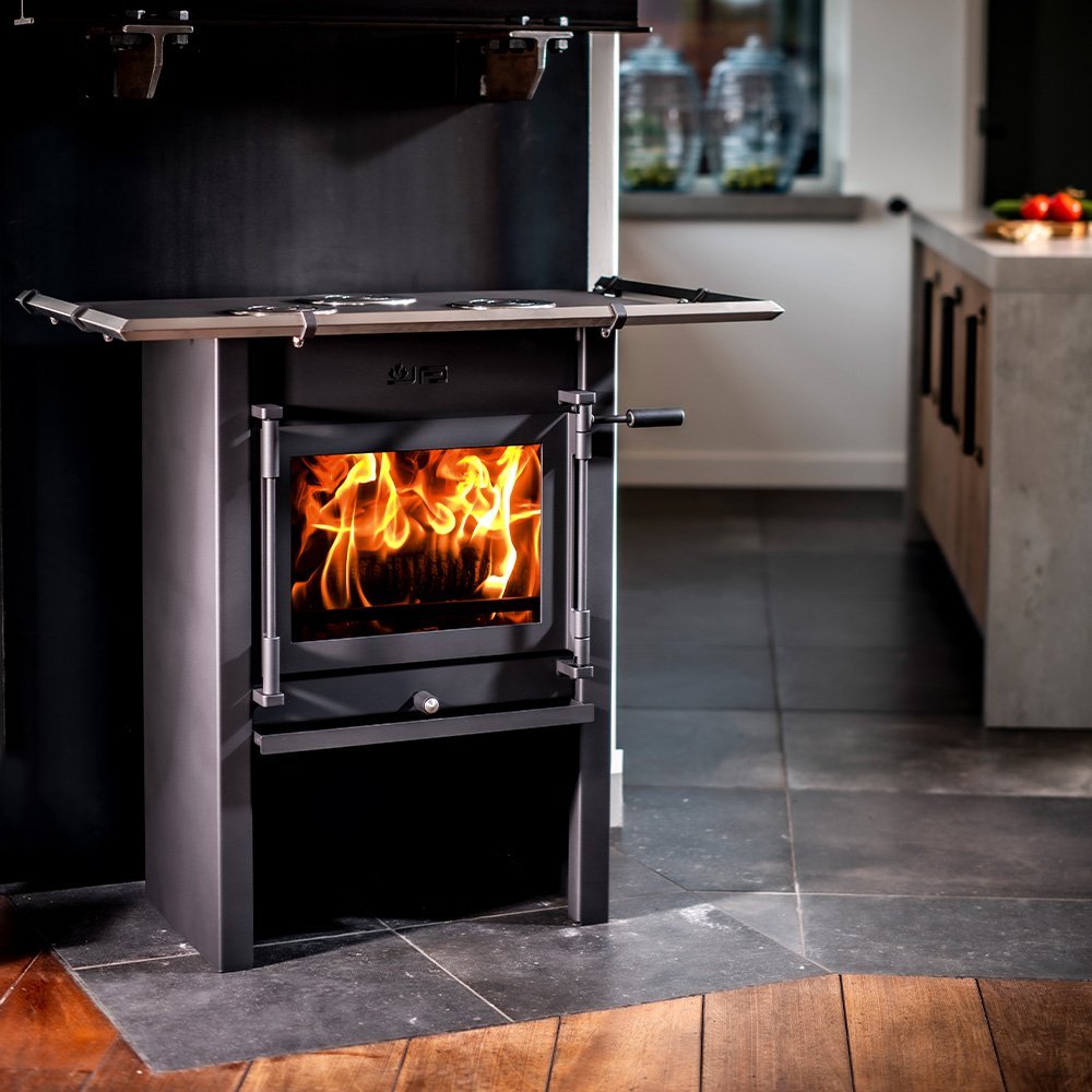 JAcobus 9 kookkachel met brandend vuur in een moderne keukenomgeving.