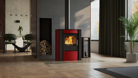 HS Flamingo Amos houtkachel met brandend vuur in een modern interieur