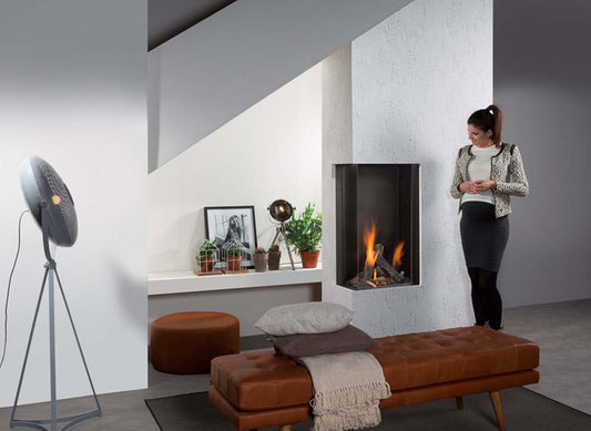 Wanders Lenga 500 hoek in moderne woonkamer met brandend vuur