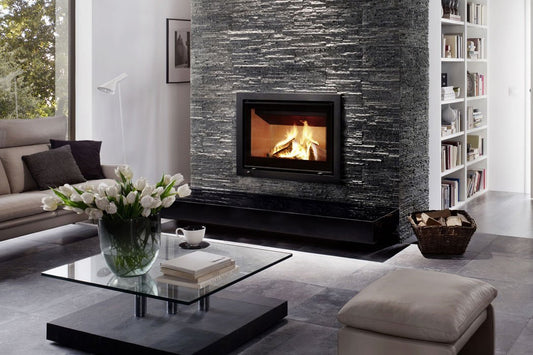 Spartherm Swing Inzet 81x54 ingebouwd in moderne woonkamer met brandend vuur