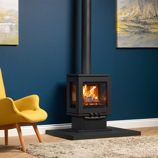 Charlton & Jenrick Purevision LPV5 houtkachel op voetstuk in woonkamer