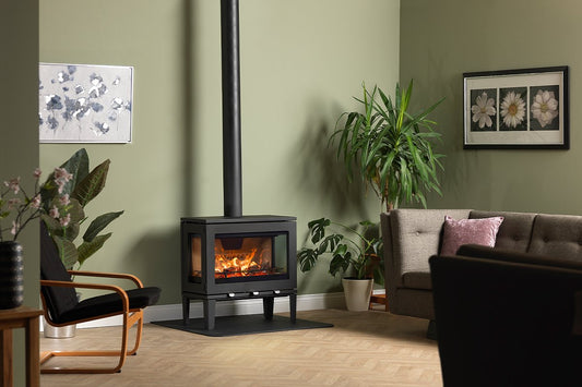 Charlton & Jenrick Purevision LPV8 houtkachel op pootjes in woonkamer met vlammen