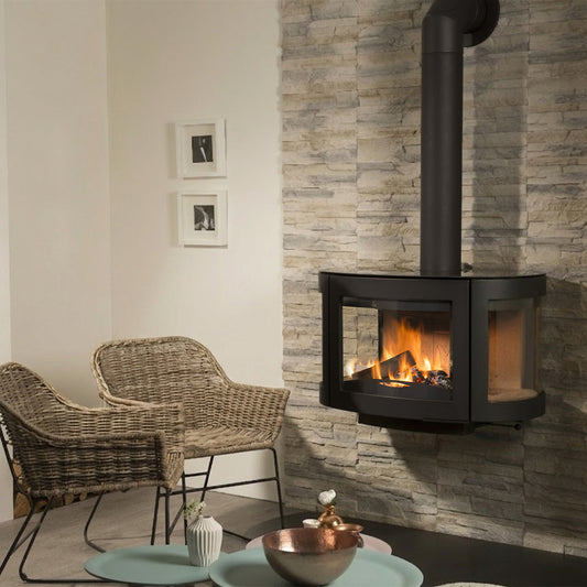 Wanders Black Pearl houtkachel in een moderne woonkamer met brandend vuur