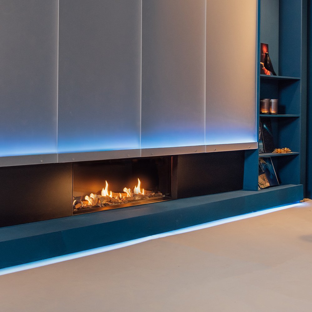 Faber MatriX 1300/400 I Front, moderne haard met blauwe LED-verlichting en ingebouwde planken.