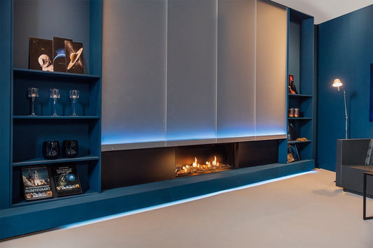 Faber MatriX 1300/400 I Front ingebouwd in blauwe wand met vlammen