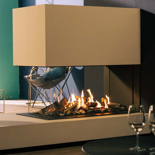 Faber Matrix Hybrid 1050/500 RD in moderne woonkamer met glazen haard en vlammen