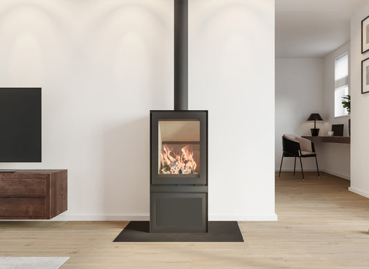 Altech Max H Depot Hybride-e houtkachel in moderne woonkamer, brandend