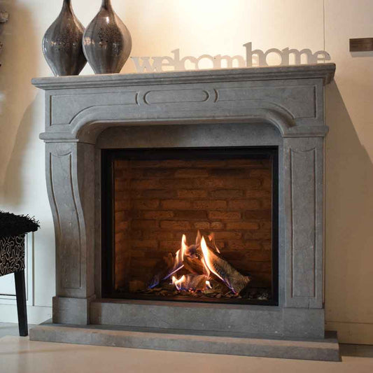 Schouw Model 103 in grijze schouw, met brandend haardvuur.