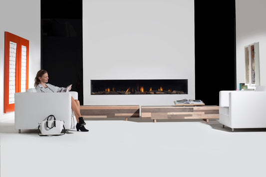 Element4 Modore 240 ingebouwd in moderne woonkamer met brandend vuur