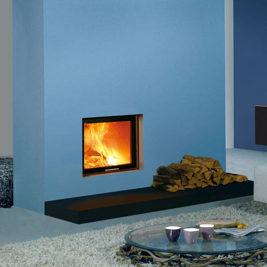 Spartherm Linear Front 67x51 in blauwe woonkamer met brandend haardvenster