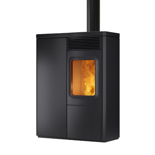 Nobis N70 Slim Top zwarte pelletkachel met zicht op vlammen