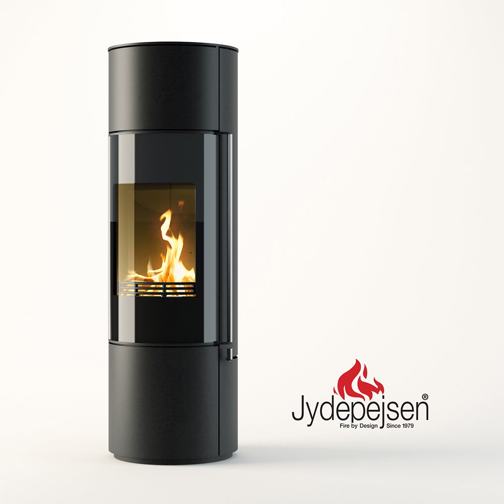 Jydepejsen Omega Hoog zwarte houtkachel met glazen deur en zichtbare vlammen, logo rechtsonder.