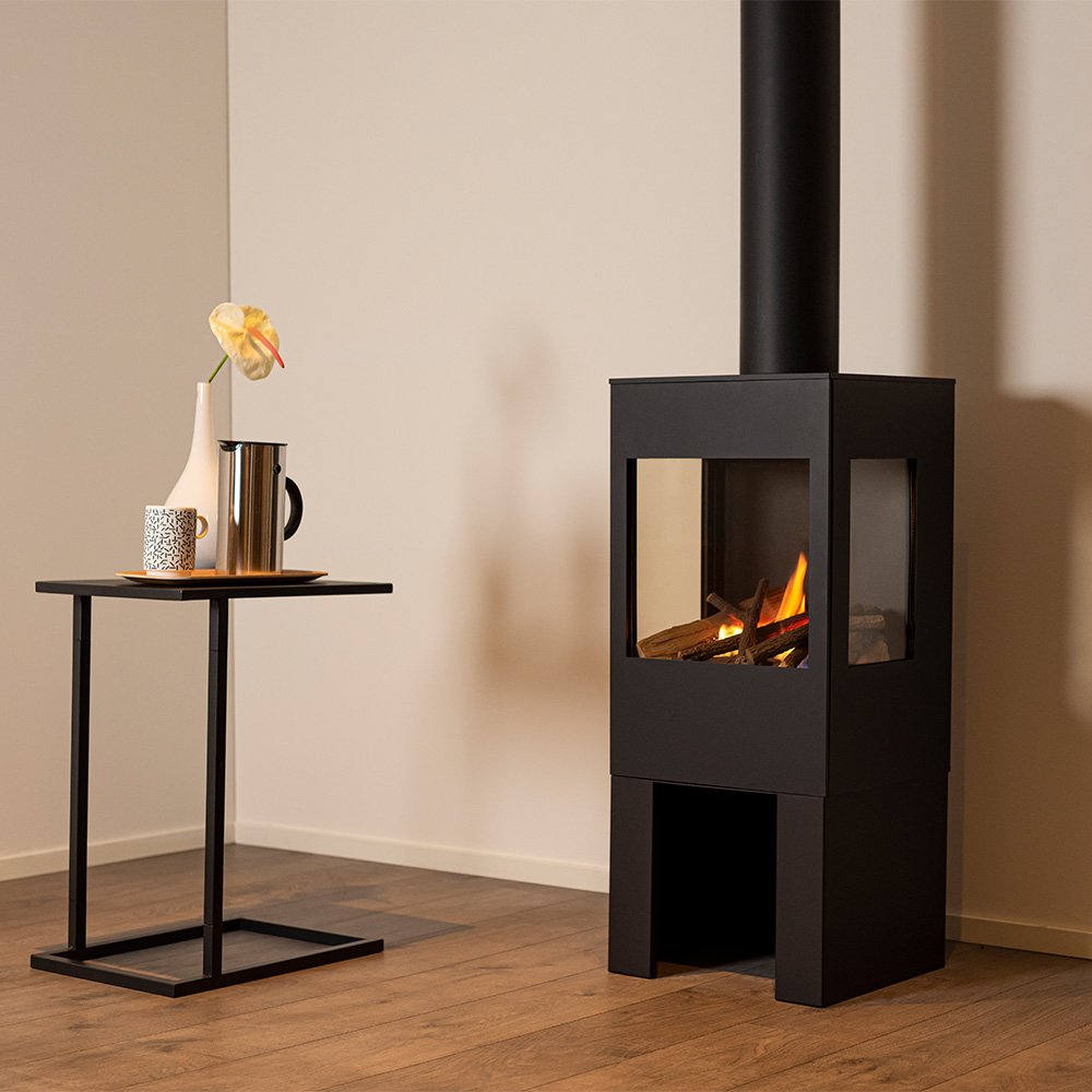 Wanders Onyx Base gaskachel naast een bijzettafel met een vaas, mok en kan.
