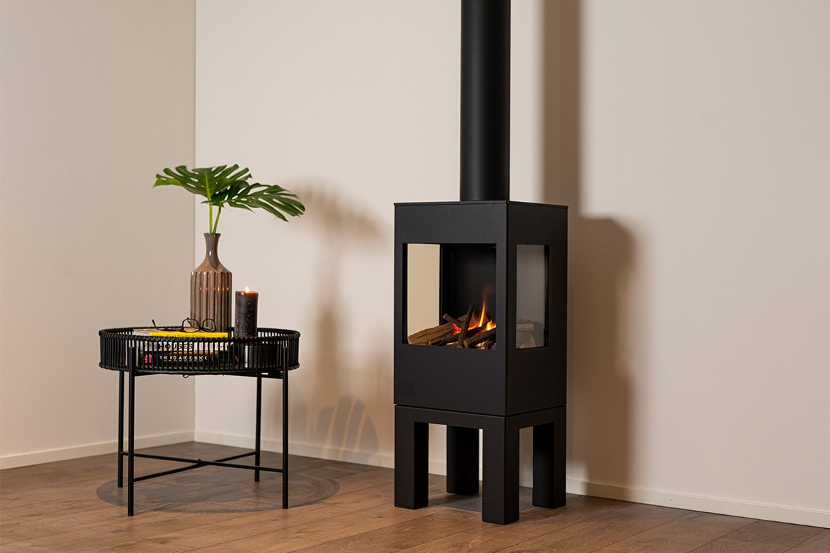 Wanders Onyx Original gaskachel naast een bijzettafel met een vaas, plant en kaars.