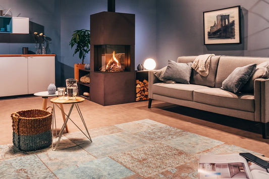 Faber Matrix 450/650 II Tweezijdig met brandend vuur in een moderne woonkamer naast een bank