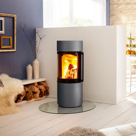 Spartherm Passo XS vrijstaande houtkachel in woonkamer met brandend vuur