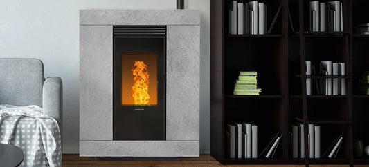 Nordic Fire Espa haard in woonkamer naast boekenkast en fauteuil